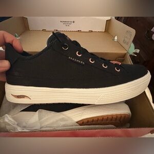 Women’s Sketchers Arch Fit Machine Washable Tennis Shoes. Never worn.